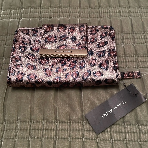 NWT TAHARI Metallic Leopard Animal Print Tab Indexer Wallet Identity Protect - Picture 1 of 13